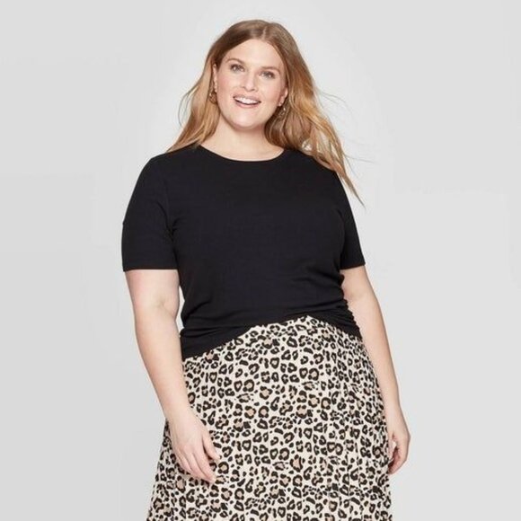 Ava & Viv Plus Size Black Short Sleeve T-Shirt - Picture 1 of 4